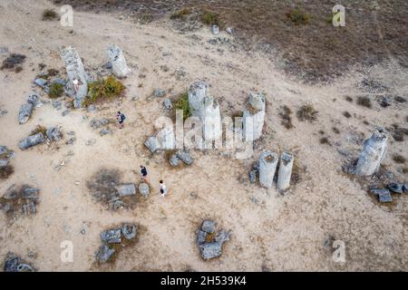Alto angolo drone vista di Pobiti Kamani - pietre piantate chiamato anche deserto di pietra, deserto-come fenomeno di roccia nella provincia di Varna in Bulgaria Foto Stock