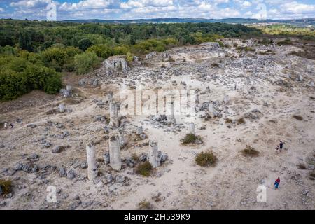 Veduta aerea di Pobiti Kamani - pietre piantate anche chiamato deserto di pietra, fenomeno roccioso tipo deserto nella provincia di Varna in Bulgaria Foto Stock