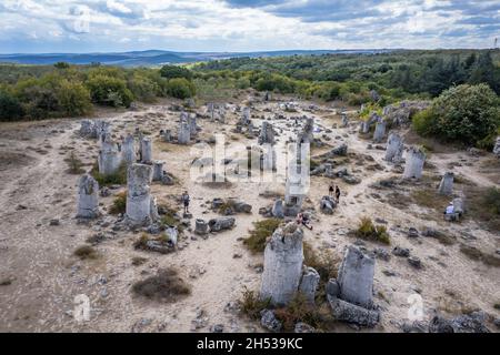Veduta aerea di Pobiti Kamani - pietre piantate anche chiamato deserto di pietra, fenomeno roccioso tipo deserto nella provincia di Varna in Bulgaria Foto Stock