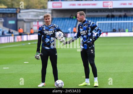 LONDRA, GBR. 6 NOVEMBRE Ryan Allsop della Derby County e Eiran Cashin della Derby County riscaldamento prima della partita Sky Bet Championship tra Millwall e Derby County al Den, Londra Sabato 6 novembre 2021. (Credit: Ivan Yordanov | MI News) Credit: MI News & Sport /Alamy Live News Foto Stock