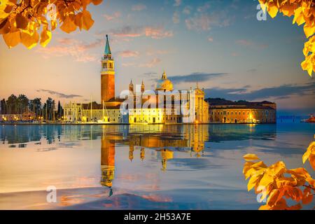 Vista di San Giorgio maggiore a Venezia in autunno Foto Stock