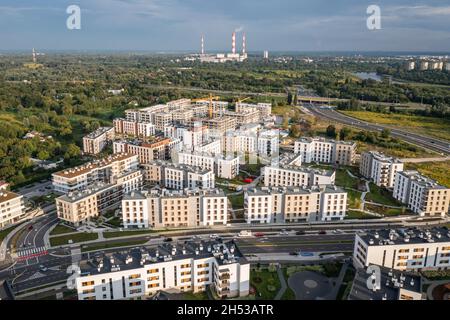 Vista aerea delle case di recente costruzione nel quartiere di Siekierki nel distretto di Mokotow della città di Varsavia, Polonia, centrale elettrica di Siekierki sullo sfondo Foto Stock