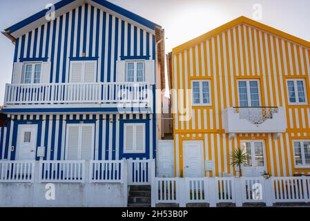 Case dipinte chiamate Palheiros nella zona Costa Nova della città di Aveiro nella regione Centro del Portogallo Foto Stock