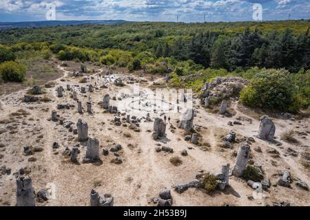 Veduta aerea di Pobiti Kamani - pietre piantate anche chiamato deserto di pietra, fenomeno roccioso tipo deserto nella provincia di Varna in Bulgaria Foto Stock