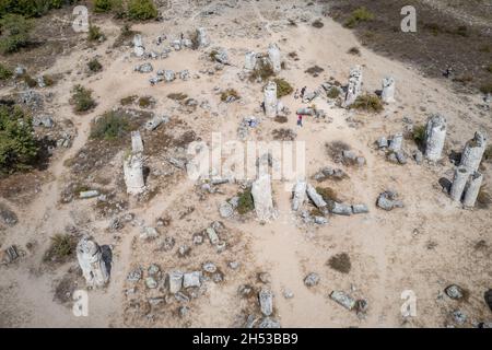 Alto angolo drone vista di Pobiti Kamani - pietre piantate chiamato anche deserto di pietra, deserto-come fenomeno di roccia nella provincia di Varna in Bulgaria Foto Stock
