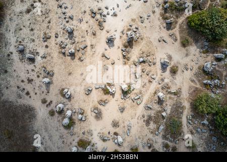 Veduta aerea di Pobiti Kamani - pietre piantate anche chiamato deserto di pietra, fenomeno roccioso tipo deserto nella provincia di Varna in Bulgaria Foto Stock