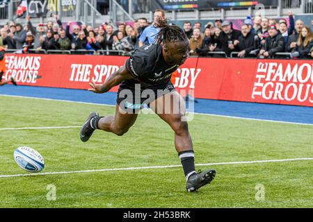 Londra, Regno Unito. 6 novembre 2021. Elliott Obatoyinbo di Saracens segna una prova durante Gallagher Premiership Rugby Round 8 Match tra Saracens vs London Irish allo StoneX Stadium il sabato 06 novembre 2021. LONDRA INGHILTERRA. Credit: Taka G Wu/Alamy Live News Foto Stock