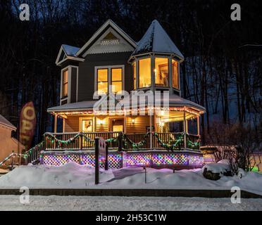 Coffee Talk Coffee house al mattino presto illuminato con le luci di Natale. Foto Stock