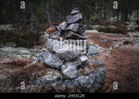 Arte del bilanciamento della pietra nella foresta di Karelia, Russia. Foto Stock