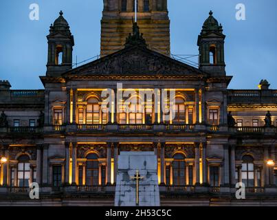 Glasgow City Chambers grande edificio vittoriano illuminato di notte, George Square, Scozia, Regno Unito Foto Stock