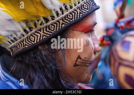 Glasgow, Scozia, Regno Unito. 6 novembre 2021. Membro della comunità indigena sudamericana. Il giorno 7 della Conferenza delle Nazioni Unite sui cambiamenti climatici (26a Conferenza delle parti (COP26)), si è svolta nel centro di Glasgow la giornata Mondiale d'azione per la Giustizia climatica. È stato organizzato dalla Coalizione COP26 e ha coinvolto molti gruppi di attivisti. Credit: Iain McGuinness / Alamy Live News Foto Stock