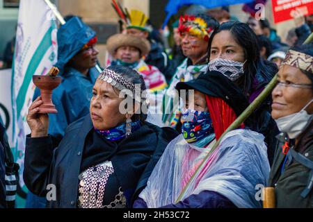 Glasgow, Scozia, Regno Unito. 6 novembre 2021. I membri della comunità indigena sudamericana marciano. Il giorno 7 della Conferenza delle Nazioni Unite sui cambiamenti climatici (26a Conferenza delle parti (COP26)), si è svolta nel centro di Glasgow la giornata Mondiale d'azione per la Giustizia climatica. È stato organizzato dalla Coalizione COP26 e ha coinvolto molti gruppi di attivisti. Credit: Iain McGuinness / Alamy Live News Foto Stock