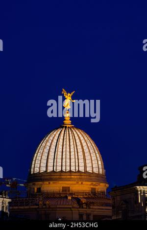 Foto verticale del tetto dell'Accademia di Belle Arti al Bruhl Terrace di Dresda, Germania durante la notte Foto Stock