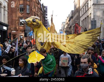 Glasgow, Scozia, Regno Unito. 6 novembre 2021. Giornata globale d'azione per la giustizia climatica marcia che si svolge nel centro di Glasgow. , Scozia, Regno Unito. PIC; Iain Masterton/Alamy Live News. Foto Stock