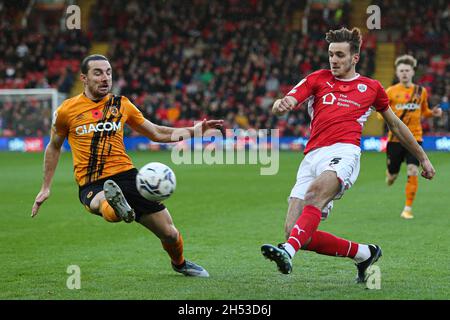 Liam Kitching di Barnsley (a destra) e George Honeyman di Hull City combattono per la palla durante la partita del Campionato Sky Bet a Oakwell, Barnsley. Data foto: Sabato 6 novembre 2021. Foto Stock