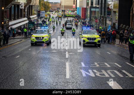 Circa 100,000 dimostranti partecipano alla Giornata Mondiale d'azione per la Giustizia climatica COP26 a Glasgow il 6 novembre 2021 Foto Stock