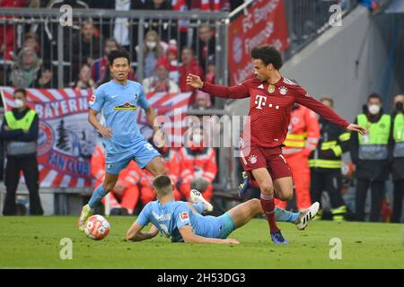 Monaco di Baviera, Germania. 6 novembre 2021. Leroy SANE (FC Bayern Munich), Action, duelli contro Maximilian EGGESTEIN (SC Friburgo). Calcio 1. Bundesliga stagione 2021/2022, 11.matchday, matchday11. FC Bayern Monaco-SC Friburgo il 6 novembre 2021, ALLIANZARENA Muenchen. Credit: dpa/Alamy Live News Foto Stock