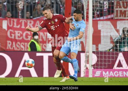 Monaco di Baviera, Germania. 6 novembre 2021. Niklas SUELE (FC Bayern Munich), azione, duelli contro Vincenzo GRIFO (SC Friburgo). Calcio 1. Bundesliga stagione 2021/2022, 11.matchday, matchday11. FC Bayern Monaco-SC Friburgo il 6 novembre 2021, ALLIANZARENA Muenchen. Credit: dpa/Alamy Live News Foto Stock