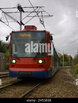 Un tram si snoda attraverso la sua destinazione finale, a metà strada, Sheffield, South Yorkshire Foto Stock