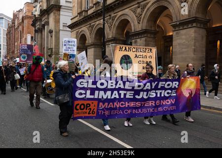 Manchester, Regno Unito. 6 novembre 2021. COP 26 protesta Manchester.i manifestanti si sono riuniti per la marcia a St Peter's Square , Manchester, Regno Unito. La protesta si è tenuta in Piazza St Peters (il luogo del massacro di Peterloo nel 1819, che ha visto la protesta dei lavoratori industriali durante la rivoluzione industriale). Le persone si sono riunite per protestare in tutto il mondo per chiedere un'azione radicale sul cambiamento climatico e la giustizia climatica giorni di protesta sono previsti in tutto Manchester e in tutto il mondo durante COP 26 che si terrà a Glasgow UK . Picture garyroberts/worldwidefeatures.com Credit: GARY ROBERTS/Alamy Live News Foto Stock