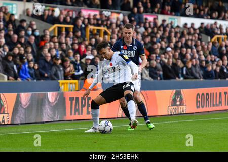 LONDRA, GBR. 6 NOVEMBRE Jed Wallace of Millwall batte per il possesso con Lee Buchanan della Derby County durante la partita Sky Bet Championship tra Millwall e Derby County al Den, Londra sabato 6 novembre 2021. (Credit: Ivan Yordanov | MI News) Credit: MI News & Sport /Alamy Live News Foto Stock