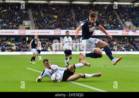 LONDRA, GBR. 6 NOVEMBRE Ryan Leonard di Millwall batte per il possesso con Jason Knight della Derby County durante la partita Sky Bet Championship tra Millwall e Derby County al Den, Londra sabato 6 novembre 2021. (Credit: Ivan Yordanov | MI News) Credit: MI News & Sport /Alamy Live News Foto Stock