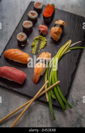 sushi giapponese. Maki Sands Rolls con tonno, salmone, gamberi, granchio e avocado. Vista dall'alto di sushi assortiti. Foto Stock