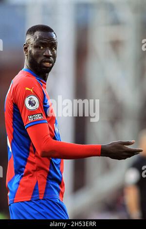 Londra, Regno Unito. 6 novembre 2021. Cheikhou Kouyate del Palazzo di Cristallo guarda avanti durante il gioco. Premier League match, Crystal Palace contro Wolverhampton Wanderers presso lo stadio Selhurst Park di Londra sabato 6 novembre 2021. Questa immagine può essere utilizzata solo per scopi editoriali. Solo per uso editoriale, licenza richiesta per uso commerciale. Nessun uso in scommesse, giochi o un singolo club/campionato/player pubblicazioni. pic di Steffan Bowen/Andrew Orchard sport fotografia/Alamy Live news credito: Andrew Orchard sport fotografia/Alamy Live News Foto Stock