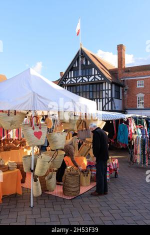 Zafferano Walden Essex Regno Unito; gente che acquista nel mercato del sabato, in una giornata di sole con cielo blu nel mese di ottobre, Saffron Walden piazza del mercato, Essex Regno Unito Foto Stock
