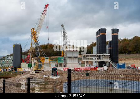 Little Missenden, Regno Unito. 6 novembre 2021. L'albero di ventilazione del rail ad alta velocità HS2 è composto a Little Missenden dall'A413. Le macchine per la perforazione del tunnel sono in arrivo nell'agosto 2023. L'albero di ventilazione sarà uno dei quattro alberi che si trovano nel tunnel ferroviario sotto i Chilterns. Nel frattempo, gli attivisti anti HS2, tra cui Daniel Hooper noto come swampy, rimangono scavati in profondità nei tunnel sotterranei del campo DI GUERRA della resistenza attiva di Wendover alla periferia di Wendover per protestare contro HS2. Credit: Maureen McLean/Alamy Live News Foto Stock