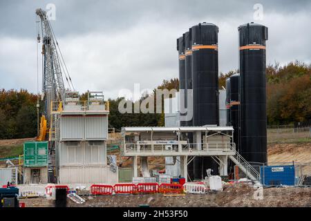 Little Missenden, Regno Unito. 6 novembre 2021. L'albero di ventilazione del rail ad alta velocità HS2 è composto a Little Missenden dall'A413. Le macchine per la perforazione del tunnel sono in arrivo nell'agosto 2023. L'albero di ventilazione sarà uno dei quattro alberi che si trovano nel tunnel ferroviario sotto i Chilterns. Nel frattempo, gli attivisti anti HS2, tra cui Daniel Hooper noto come swampy, rimangono scavati in profondità nei tunnel sotterranei del campo DI GUERRA della resistenza attiva di Wendover alla periferia di Wendover per protestare contro HS2. Credit: Maureen McLean/Alamy Live News Foto Stock