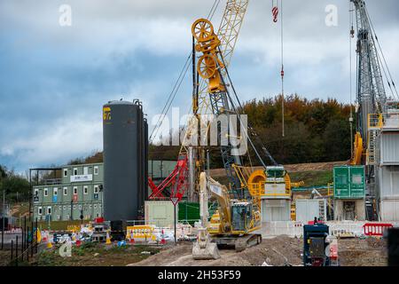 Little Missenden, Regno Unito. 6 novembre 2021. L'albero di ventilazione del rail ad alta velocità HS2 è composto a Little Missenden dall'A413. Le macchine per la perforazione del tunnel sono in arrivo nell'agosto 2023. L'albero di ventilazione sarà uno dei quattro alberi che si trovano nel tunnel ferroviario sotto i Chilterns. Nel frattempo, gli attivisti anti HS2, tra cui Daniel Hooper noto come swampy, rimangono scavati in profondità nei tunnel sotterranei del campo DI GUERRA della resistenza attiva di Wendover alla periferia di Wendover per protestare contro HS2. Credit: Maureen McLean/Alamy Live News Foto Stock