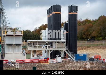 Little Missenden, Regno Unito. 6 novembre 2021. L'albero di ventilazione del rail ad alta velocità HS2 è composto a Little Missenden dall'A413. Le macchine per la perforazione del tunnel sono in arrivo nell'agosto 2023. L'albero di ventilazione sarà uno dei quattro alberi che si trovano nel tunnel ferroviario sotto i Chilterns. Nel frattempo, gli attivisti anti HS2, tra cui Daniel Hooper noto come swampy, rimangono scavati in profondità nei tunnel sotterranei del campo DI GUERRA della resistenza attiva di Wendover alla periferia di Wendover per protestare contro HS2. Credit: Maureen McLean/Alamy Live News Foto Stock