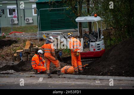 Little Missenden, Regno Unito. 6 novembre 2021. L'albero di ventilazione del rail ad alta velocità HS2 è composto a Little Missenden dall'A413. Le macchine per la perforazione del tunnel sono in arrivo nell'agosto 2023. L'albero di ventilazione sarà uno dei quattro alberi che si trovano nel tunnel ferroviario sotto i Chilterns. Nel frattempo, gli attivisti anti HS2, tra cui Daniel Hooper noto come swampy, rimangono scavati in profondità nei tunnel sotterranei del campo DI GUERRA della resistenza attiva di Wendover alla periferia di Wendover per protestare contro HS2. Credit: Maureen McLean/Alamy Live News Foto Stock