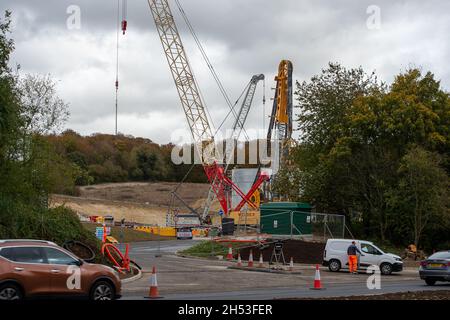 Little Missenden, Regno Unito. 6 novembre 2021. L'albero di ventilazione del rail ad alta velocità HS2 è composto a Little Missenden dall'A413. Le macchine per la perforazione del tunnel sono in arrivo nell'agosto 2023. L'albero di ventilazione sarà uno dei quattro alberi che si trovano nel tunnel ferroviario sotto i Chilterns. Nel frattempo, gli attivisti anti HS2, tra cui Daniel Hooper noto come swampy, rimangono scavati in profondità nei tunnel sotterranei del campo DI GUERRA della resistenza attiva di Wendover alla periferia di Wendover per protestare contro HS2. Credit: Maureen McLean/Alamy Live News Foto Stock