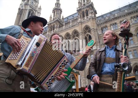 Vienna, Austria. Aprile 12, 2008. Villaggio della Stiria sulla piazza del Municipio di Vienna. Gruppo musicale con violino del diavolo, lavabo e armonica a bottoni Foto Stock