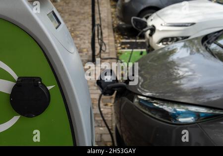 Porreres, Spagna; ottobre 31 2021: Primo piano di un'auto elettrica Renault di colore scuro in un punto di ricarica elettrica che carica la batteria. Energia rinnovabile Foto Stock