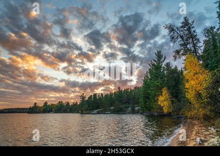 Vista al tramonto su un piccolo lago vicino a Kenora, Ontario, Canada. Foto Stock