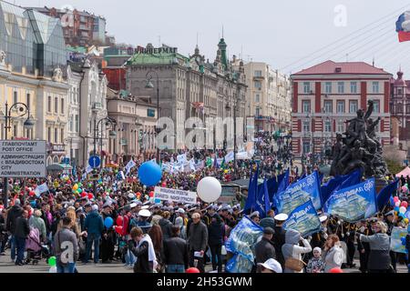 Vladivostok, Russia - 1° maggio 2016: Processione celebrativa del 1° maggio. Foto Stock