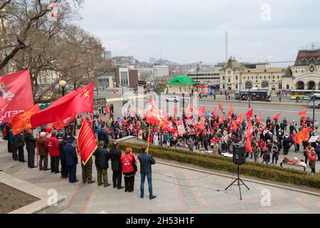 Vladivostok, Russia - 1 maggio 2016: Incontro del partito politico del Partito Comunista della Federazione Russa in un monumento a Lenin. Foto Stock