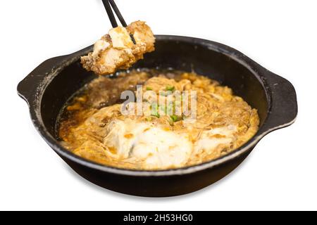 Vista dall'alto del Loin Katsudon con uova su bianco isolato, Un cibo giapponese Foto Stock