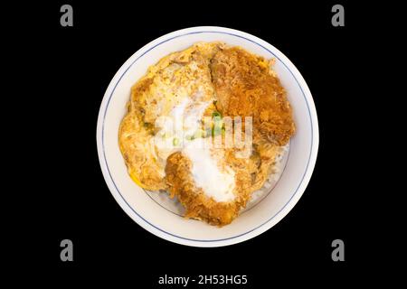 Vista dall'alto del Loin Katsudon con uova su isolato nero, Un cibo giapponese Foto Stock