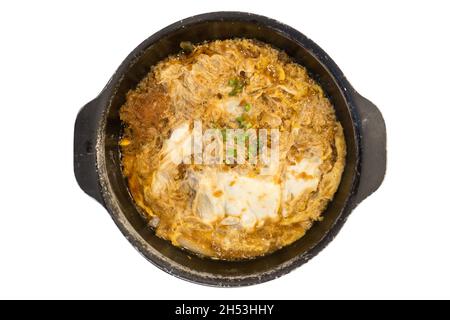 Vista dall'alto del Loin Katsudon con uova su bianco isolato, Un cibo giapponese Foto Stock