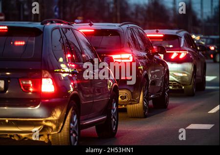 Riga, Lettonia, 2 novembre 2021: Ore di punta, luci di stop automobilistiche di sera, ingorghi di traffico su una strada autostradale in città Foto Stock