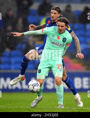 Il Danny Ward di Huddersfield Town e l'Aden Flint di Cardiff City (a sinistra) combattono per la palla durante la partita del campionato Sky Bet al Cardiff City Stadium di Cardiff. Data foto: Sabato 6 novembre 2021. Foto Stock