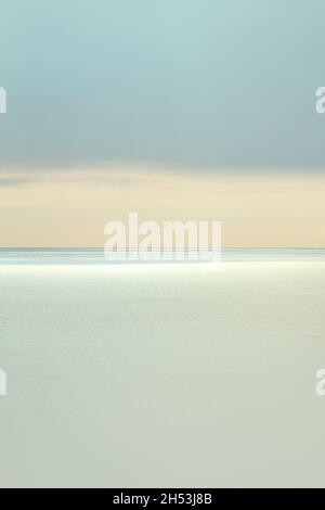 Vista minimalista sul Solent da Milford on Sea in Un giorno tranquillo e tranquillo, Regno Unito Foto Stock