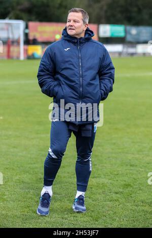 BANBURY, GBR. 6 NOVEMBRE il manager di Barrow Mark Cooper prima della partita di fa Cup tra Banbury United e Barrow al Banbury Plant Hire Community Stadium di Banbury sabato 6 novembre 2021. (Credit: John Cripps | MI News) Credit: MI News & Sport /Alamy Live News Foto Stock