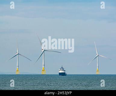 Navi offshore ancorate da turbine eoliche in parchi eolici offshore vista da Aberdeen Bay, Mare del Nord, Scozia, Regno Unito Foto Stock