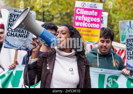 Bristol, Regno Unito, 6 novembre 2021. I manifestanti che portano cartelli e segni sul cambiamento climatico sono raffigurati mentre prendono parte a una marcia di protesta sul cambiamento climatico attraverso il centro di Bristol. La protesta è stata una delle centinaia tenute in tutto il mondo oggi, mentre le persone sono scese per spingere i leader mondiali ad agire mentre i loro negoziatori si riuniscono a Glasgow in occasione della Conferenza delle Nazioni Unite sui cambiamenti climatici del COP 2021. Credit: Lynchpics/Alamy Live News Foto Stock