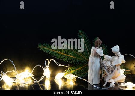 Presepio di Natale con tre saggi che presentano doni a Gesù Bambino, Maria Giuseppe Foto Stock